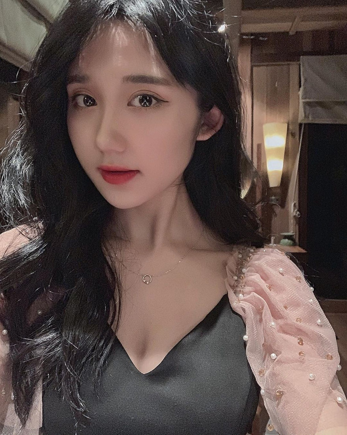 Streamer Mina Young chính thức gây được sự chú ý khi gia nhập vào SBTC. Không chỉ có vẻ ngoài cao ráo và xinh đẹp, cô nàng còn khiến nhiều chàng trai mê mẩn vì sở hữu giọng hát ngọt ngào.