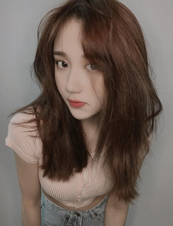 Mina Young là cái tên đã quen thuộc với cộng đồng eSports. Trước khi bước chân vào con đường streamer, cô nàng từng khiến cư dân mạng phát sốt với hình ảnh "hot girl quân nhân" buổi biểu diễn nghệ thuật cho trường Đại học Văn hóa Nghệ thuật Quân đội.