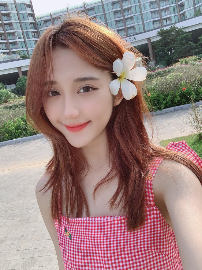 Mina Young khá kín tiếng trong chuyện tình cảm, dù xung quanh nữ streamer sinh năm 1999 có rất nhiều chàng trai theo đuổi.