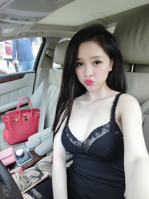 Cô nàng liên tục được khen ngợi bởi vóc dáng như chưa từng sinh nở.