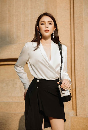 Trước đó trên trang cá nhân, ngoài những bức ảnh xinh đẹp của cá nhân, Linh Rin cũng thường xuyên chia sẻ những khoảnh khắc thân mật với người yêu là con trai tỷ phú Johnathan Hạnh Nguyễn.