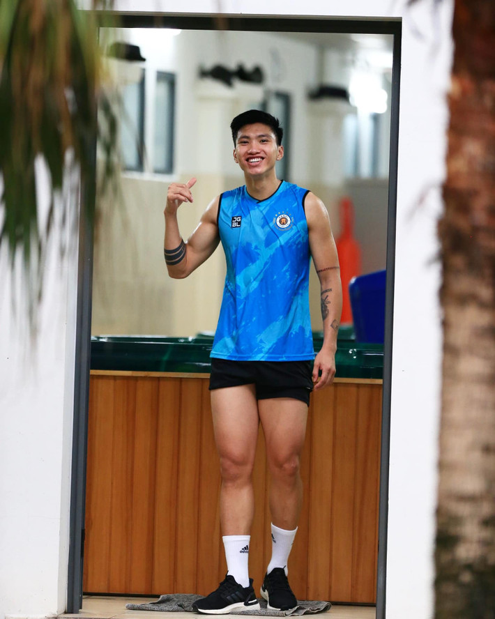 Trong thời gian điều trị chấn thương, Đoàn Văn Hậu luôn có sự đồng hành của HLV trưởng người Hàn Quốc của CLB Hà Nội là ông Park Choong Kyun.