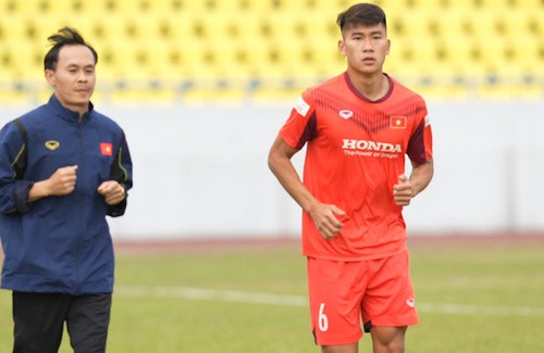 Mạnh Dũng có thể mạnh là chơi bóng với khả năng độc lập tác chiến cao. Đây là mẫu trung phong mà HLV Park Hang Seo khá yêu thích bởi nó đúng với triết lý cầu thủ số 9 cổ điển, sẵn sàng hy sinh vào nối chơi chung của tập thể.
