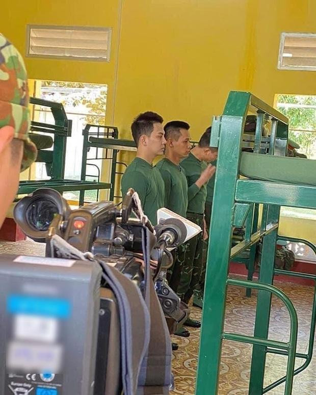 Hình ảnh ghi lại, Độ Mixi đang được một chiến sĩ làm mới cho mái tóc. Bản thân nam streamer cũng phải phì cười khi cắt tóc trong hoàn cảnh bắt buộc.