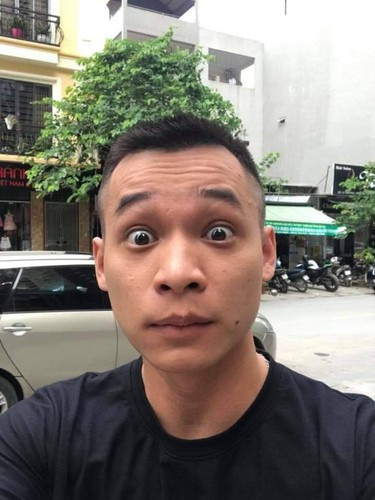 Lý do được nam streamer đưa ra về việc tóc tai của mình khi tham gia chương trình truyền hình Sao Nhập Ngũ rằng, anh không còn trẻ như trước, để đầu đinh sẽ không phù hợp.