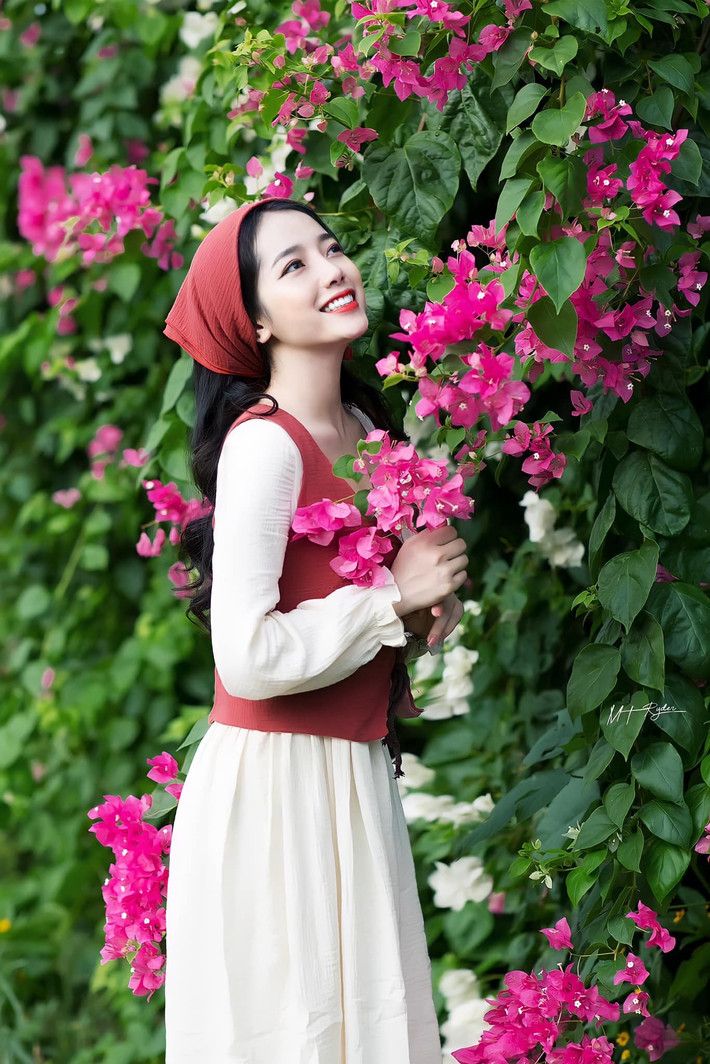 Cô gái 9X Hạnh An từng được nhiều khán giả Solo cùng Bolero yêu thích vừa chia sẻ loạt ảnh mới với vẻ ngoài mong manh sương khói.