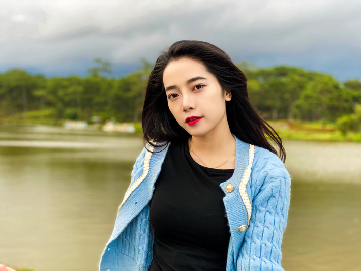 Thêm nữa, ngoại hình ngày càng mặn mà, đằm thắm của Hạnh An cũng là điểm mạnh giúp cô được cư dân mạng ủng hộ nhiều.