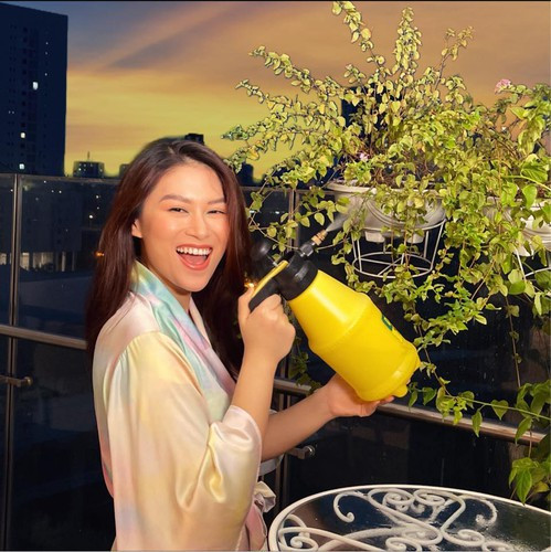 Đừng nói mình khó khăn khó chịu. Bạn mình ai đọc qua cũng thấy khó chịu giùm mình. Đây không phải là hỏi thăm quan tâm, đây là tò mò. Đừng nhầm lẫn qua lại. Vậy nhé". Ngọc Thanh Tâm viết thêm.