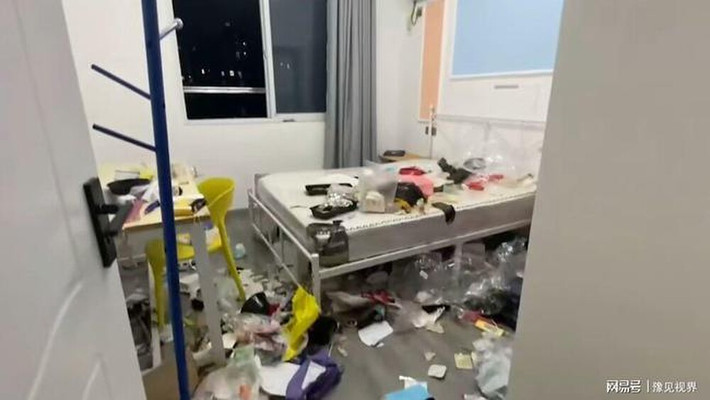 Mới đây, mạng xã hội Trung Quốc xôn xao trước clip quay lại một căn phòng trọ bẩn tới mức "không thể bẩn hơn"