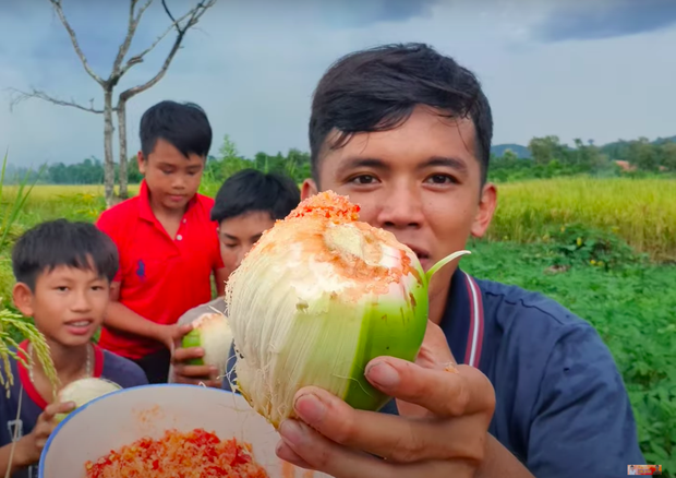 Chẳng những làm trụ cột chính cho gia đình, Sang vlog còn giúp đỡ nhiều trẻ em ở vùng quê có cuộc sống tốt hơn. Trong một lần quay video anh tiết lộ bản thân có trả thêm chi phí cho các em giúp đỡ mình hoàn thành clip.