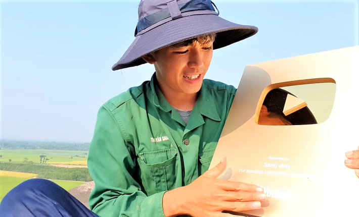 Đến 2019, Sang vlog trở về quê nhà sống với mẹ và chấp nhận sự thật. Đây cũng là thời điểm anh chàng bắt đầu trở thành một YouTuber và chăm chỉ cho ra những sản phẩm với nội dung chính nói về cuộc sống xung quanh.