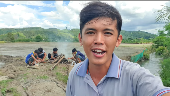 Không chỉ vậy, Sang vlog cũng đã mua thêm miếng đất nhỏ cạnh nhà. Ngoài ra, nam YouTuber còn thay mới máy quay trị giá hơn 7 triệu đồng để mang nhiều nội dung chất lượng tới người xem.