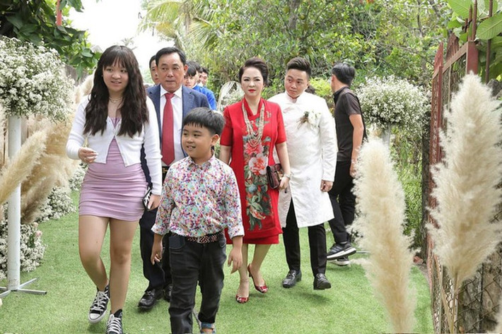 Cách đây chưa lâu, nữ đại gia Phương hằng từng lo lắng khi con gái bị trầm cảm chỉ vì bị kẻ xấu công kích, đến nỗi phải bỏ học, đóng cửa phòng nhiều ngày không tiếp xúc với ai vì cuộc khẩu chiến của mẹ.