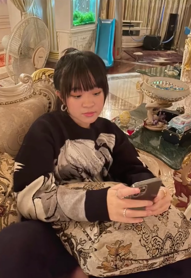 Đặc biệt là nhìn tấm hình Natalie chụp chung với bà Phương Hằng, ai nấy đều phải công nhận cô bạn thực sự là bản sao của mẹ, giống như lời nữ đại gia từng khẳng định trên trang cá nhân trước đây.