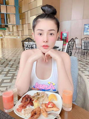 Tại đây, Ngân 98 và bạn trai đã chụp những bức ảnh kỉ niệm với trang phục bikini, dạo biển khá gợi cảm.