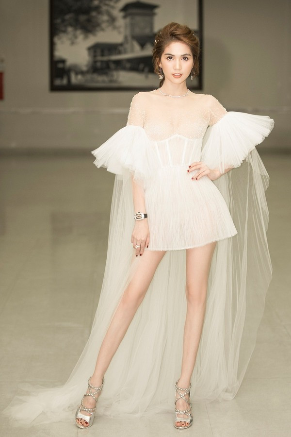 Tương tự Lan Anh, Ngọc Trinh cũng SN 1989 và từng tham gia một vài cuộc thi nhan sắc. Nhờ vẻ ngoài ấn tượng, cô còn được nhiều người phong là "nữ hoàng nội y".