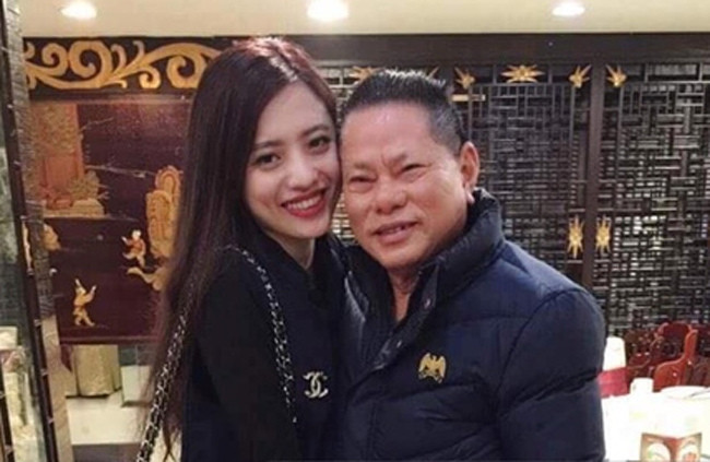 Thời gian gần đây, Lan Anh khiến dân tình xôn xao khi thường xuyên đăng ảnh thân thiết với Lan Phương - con dâu tỷ phú Hoàng Kiều.