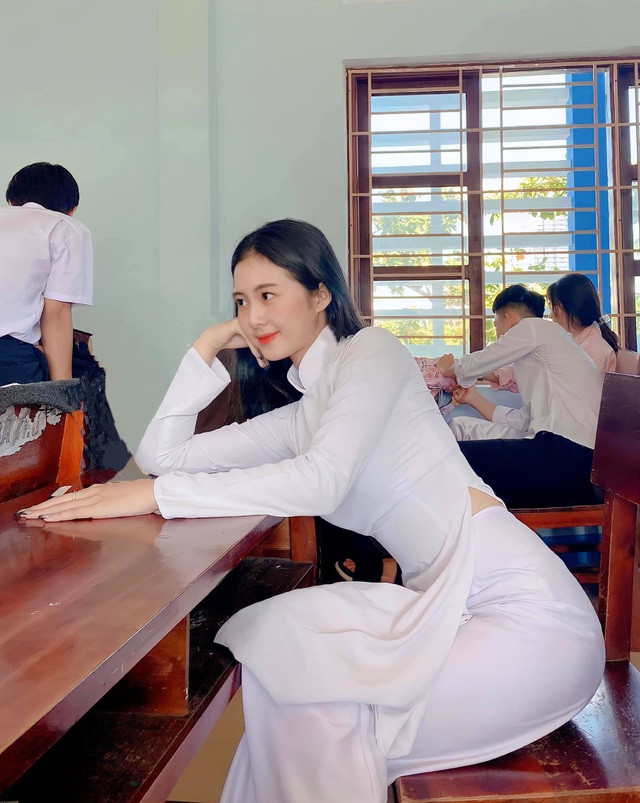 Thái Trần Nhật Vy - nữ sinh Đà Nẵng mới đây trở thành nhân vật được nhiều người yêu mến trên MXH khi khoe nhan sắc "băng thanh ngọc khiết" chẳng kém cạnh các thiên thần tỷ tỷ trong truyền thuyết.