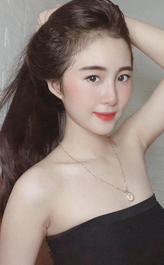 Tuy nhiên, ngoài đời thường, Nhật Vy khá sôi nổi, năng nổ và thân thiện trò chuyện với mọi người.