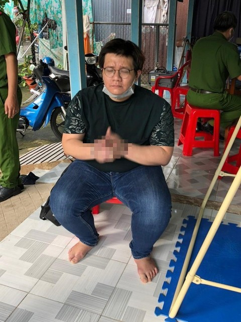 Bà chủ Đại Nam có nói: "Vợ đẹp con mới có mấy tháng, vào không biết khi nào ra. Cuộc đời chỉ vậy thôi, một sớm một chiều, một gang một tấc thôi là đi xa không biết ngày nào về. Bây giờ có khóc lóc van xin về nhà nuôi vợ nuôi con, để sống một cuộc đời bình yên cháo rau cũng không được."