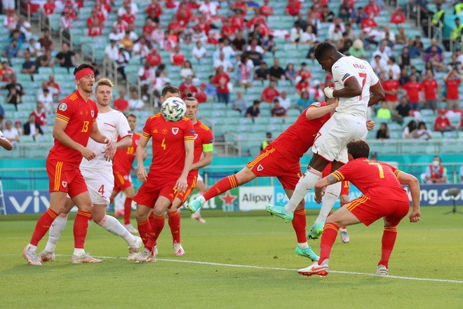 Sau 45' đầu tiên bế tắc, ngay đầu hiệp thi đấu thứ hai, Thụy Sĩ bất ngờ có bàn thắng vươn lên dẫn trước.