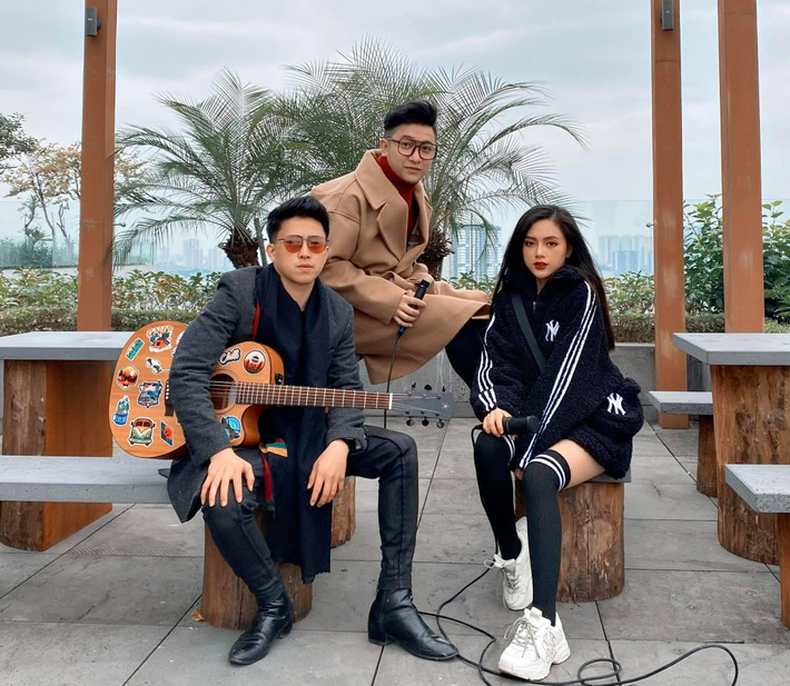 Theo tìm hiểu, chủ nhân của những clip hát cover là vợ chồng trẻ Huy Lee - Hà Phương.