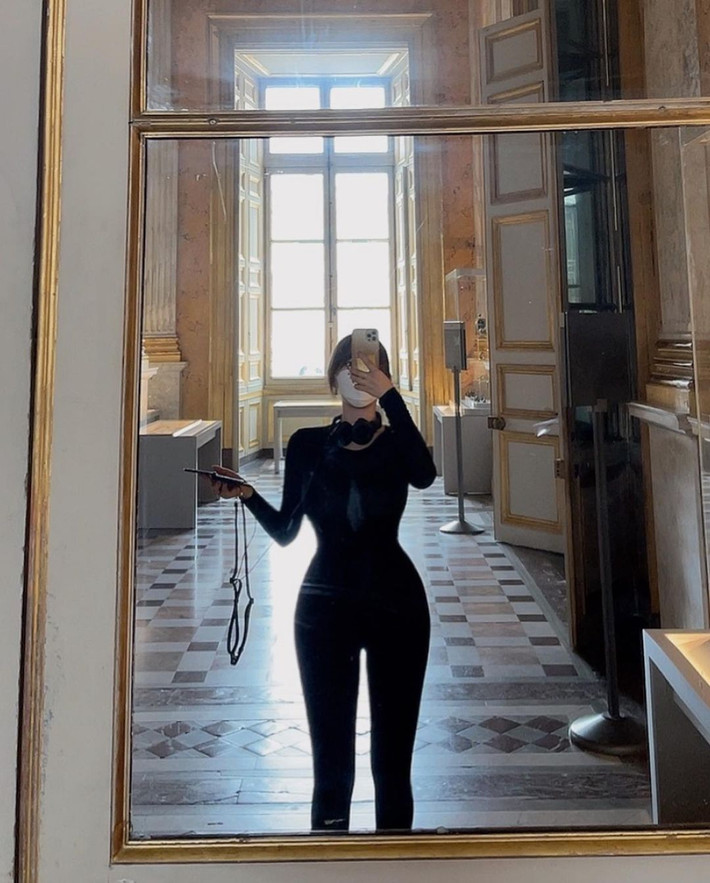 Khi tới viện bảo tàng Louvre, Jsol lựa chọn trang phục đơn giản nhưng gây chú ý với kiểu áo ôm mỏng, bị giãn lộ nội y.