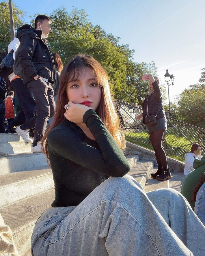 Mặc dù không mặc hở nhưng kiểu áo ôm sát bị giãn vì vòng 1 lớn bị nhận xét là khiến tổng thể bộ đồ nhìn thiếu chỉn chu.