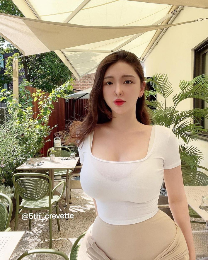 Jsol thường xuyên chọn diện kiểu áo ôm sát được may bằng chất liệu mỏng.