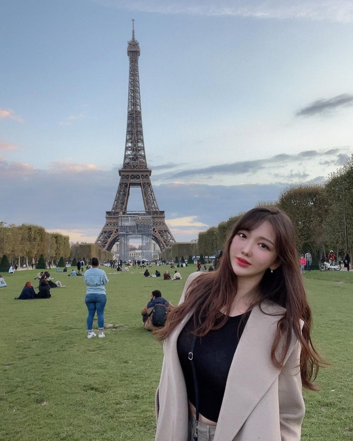 Việc diện đồ lộ nội y không phải kiểu mốt hiếm gặp mà được các người đẹp mạng xã hội Hàn Quốc thường xuyên lăng xê. Dù có những ý kiến cho rằng màn xuất hiện của Jsol ở bảo tàng không được tinh tế.