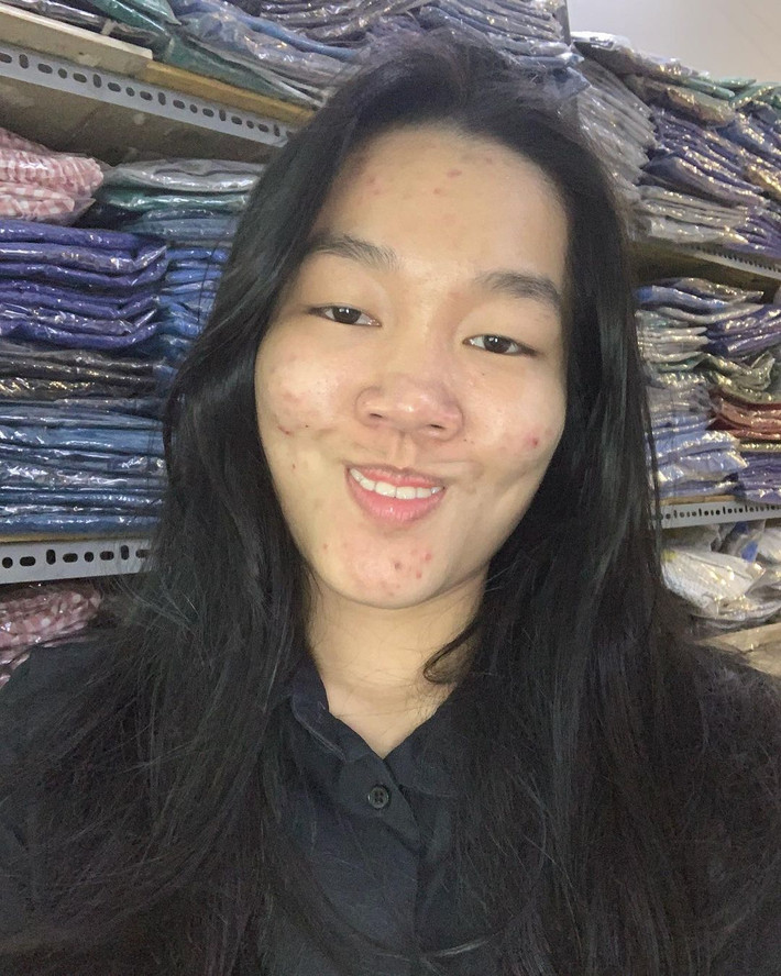 Tuy nhiên, chỉ cần nhìn kĩ một chút mọi người vẫn dễ dàng nhận ra Lê Thụy bởi biểu cảm “lố” đã thành thương hiệu của cô nàng.