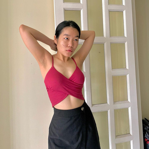 Lê Thuỵ xuất hiện trong ảnh với gương mặt trắng bệch, không hề có mụn.