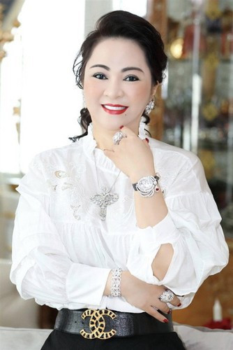 Mặc dù đã hơn 50 tuổi nhưng bà Nguyễn Phương Hằng vẫn giữ được sự phong độ, thần thái không kém cạnh ai nhờ nhan sắc được trang điểm kĩ lưỡng, chặt chém của mình mỗi khi xuất hiện.
