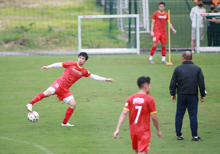 Liên tiếp “nổ súng” trong các buổi đá tập với đội tuyển U22 Việt Nam, Công Phượng được kì vọng sẽ niềm cảm hứng cho các đồng nghiệp tìm lại phong độ ghi bàn, trong đó có Tiến Linh, Văn Toàn…