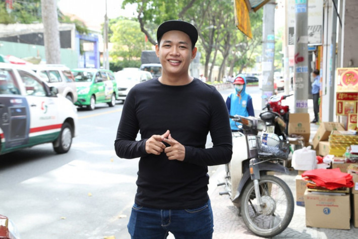 Hai vợ chồng Tấn Lợi mở một cửa hàng chuyên bán đồ nhập khẩu tại quê, cuộc sống không quá dư dả nhưng mỗi ngày luôn vui vẻ.