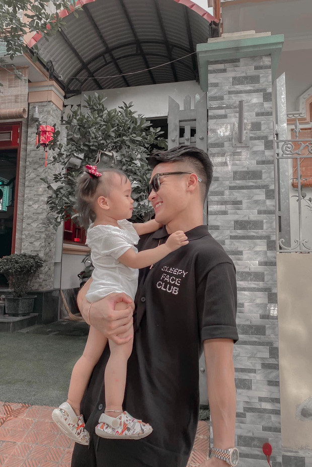 Quang Hải về nhà và bế ngay cô cháu gái - Sushi. Dù Sushi có chút bỡ ngỡ vì 2 tháng rồi mới gặp chú nhưng sau đó liền cười toe toét.
