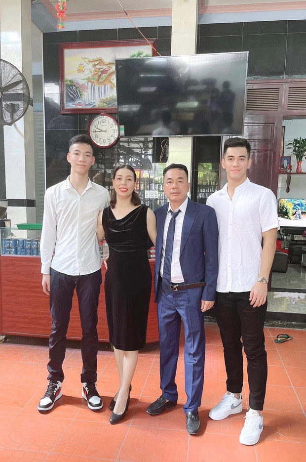 Gia đình Tiến Linh chụp một bức ảnh kỉ niệm sau khi con trai cùng đồng đội làm nên lịch sử.