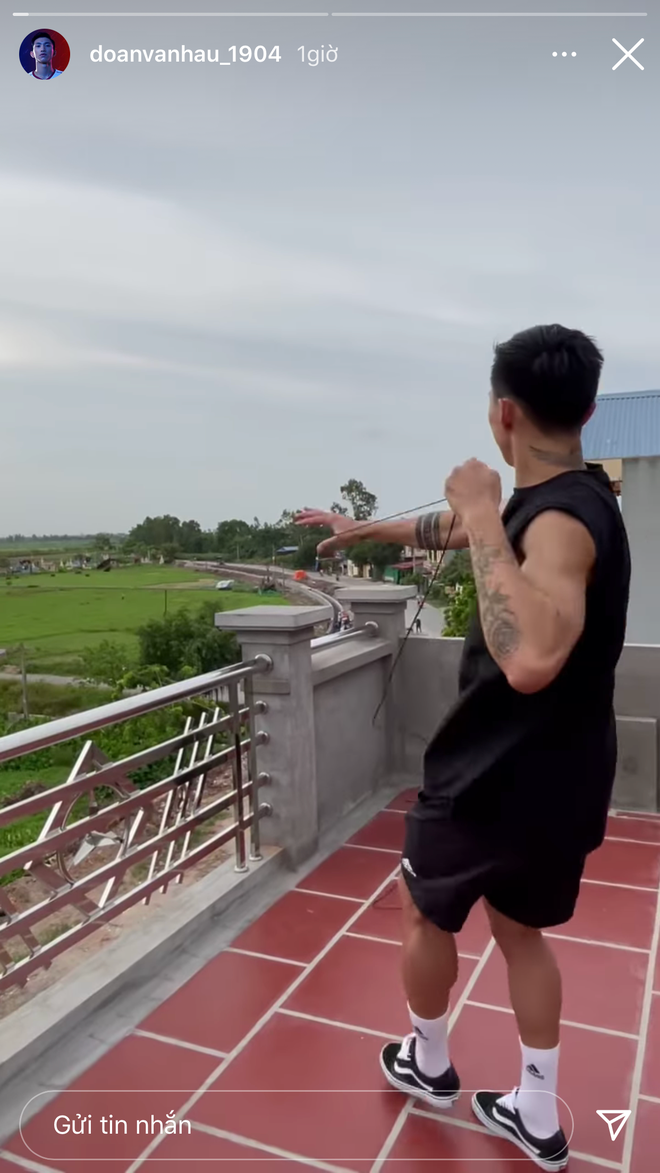 Sau khi hoàn tất quãng thời gian cách ly cùng với các đồng đội tại đội tuyển Việt Nam, Đoàn Văn Hậu về quê nhà Thái Bình để đoàn tụ cùng với gia đình trước khi trở lại cùng tập luyện cùng CLB Hà Nội chuyển bị cho V League.