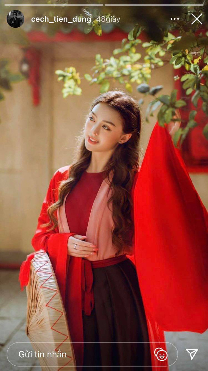 Ở bức hình đầu tiên, bạn gái thủ môn Bùi Tiến Dũng thướt tha trong tà áo dài trắng, cùng chiếc nón lá và cầm trên tay một bông sen trắng, quốc hoa của Việt Nam.