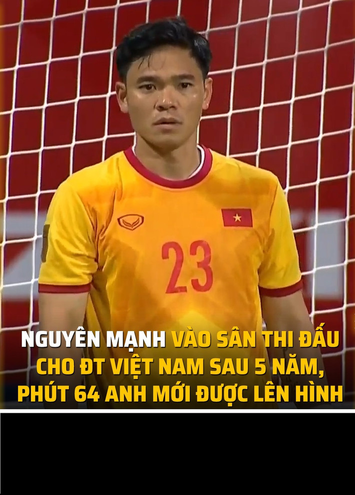 Sau 5 năm vắng bóng tại ĐTQG, mãi đến phút 64' Nguyên Mạnh mới được lên sóng trực tiếp.