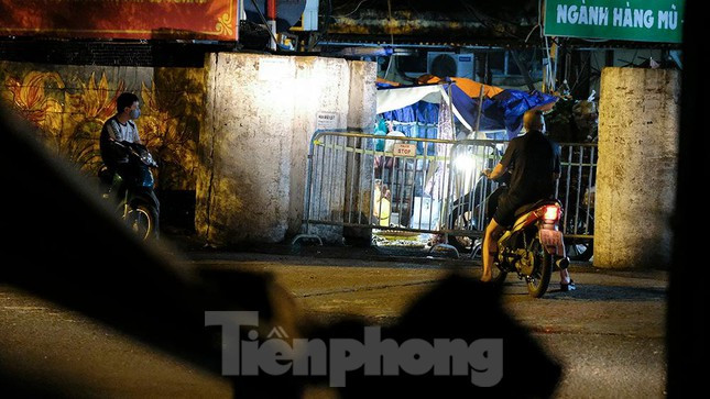 Bệnh nhân là người bán hàng tôm, cá thường xuyên lấy hàng tại chợ Tam Hiệp và chợ Long Biên.