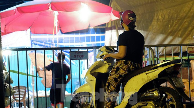 Do bệnh nhân liên quan các gian hàng bán tôm cá, nên tất cả khu vực này đã được rào chắn.