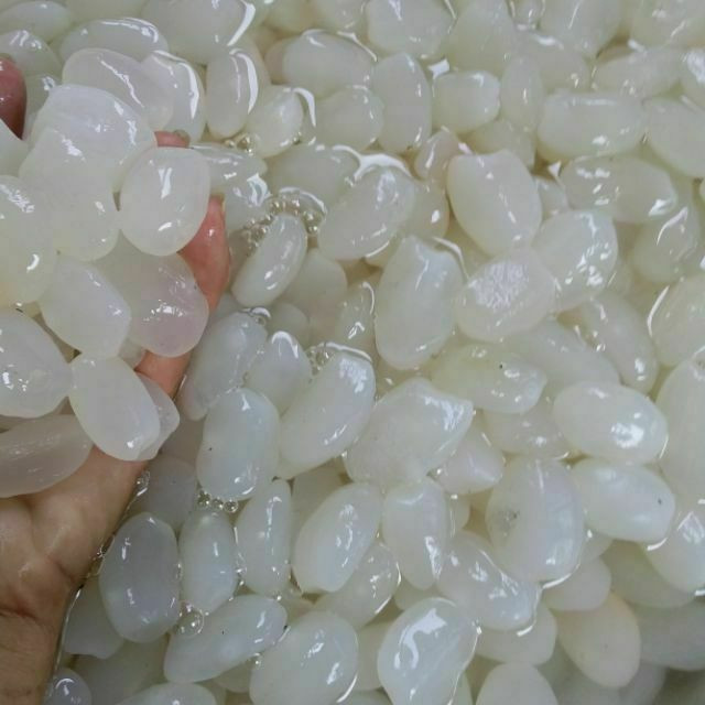Dành cho những ai chưa biết thì đây là hạt đác, được lấy ra từ quả đác, thường dùng để cho vào chè hoặc ăn với sữa chua...