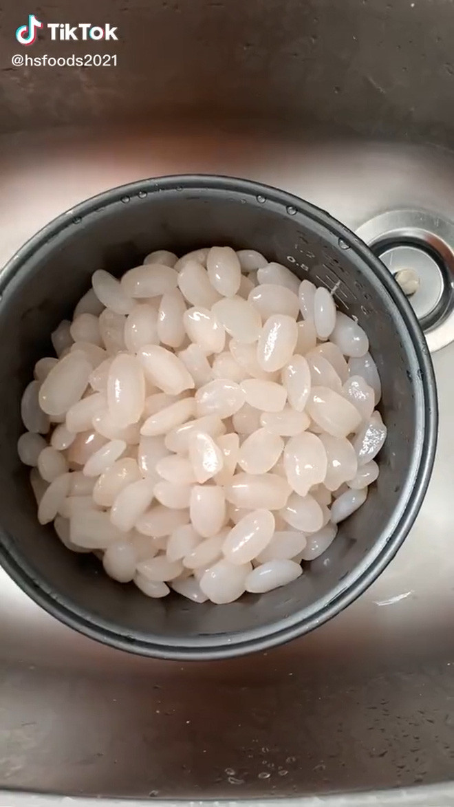 Chuyện sẽ chẳng có gì nếu như anh chàng này không than thở rằng: "Nay ra mắt bố vợ bắt nấu cơm. Gạo này thì nấu sao ạ?".