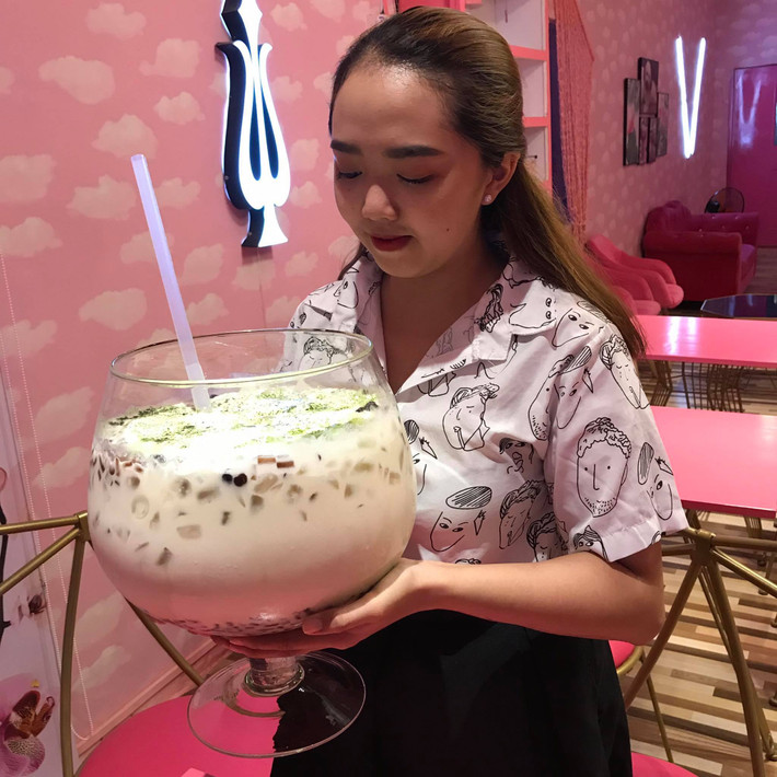 Trước đó, cũng có rất nhiều loại trà sữa "big size" đã được chia sẻ rầm rộ làm nhiều người lũ lượt kéo nhau đi thưởng thức.