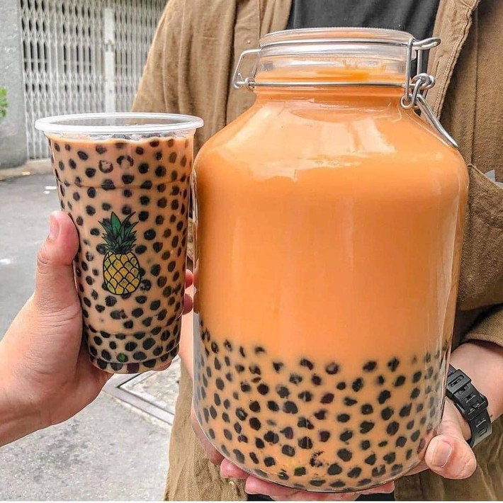 Hàng loạt những "comment", "tag" tên rủ những người chị em cùng chí hướng đi thưởng thức ngay cốc trà sữa "siêu to khủng lồ".