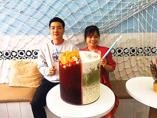 Thậm chí, nhiều cửa hàng trà sữa còn tạo ra các thách thức uống trà sữa khủng lồ nhận thưởng.