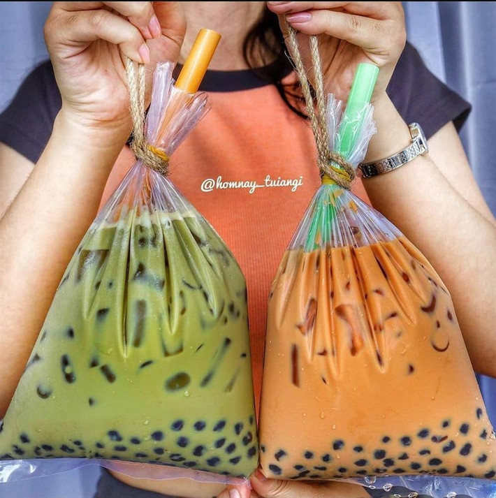 Khi hình ảnh về ly trà sữa khủng lồ được chia sẻ lên mạng xã hội đã khiến "tín đồ hảo ngọt" có một phen "đứng ngồi không yên".