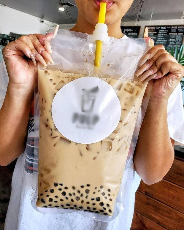 Thông thường, trà sữa trân châu size L đã là to nhất. Nhưng có nhiều người cuồng đến nỗi một ngày phải uống đến 2 cốc thì mới có thể thỏa cơn thèm khát.