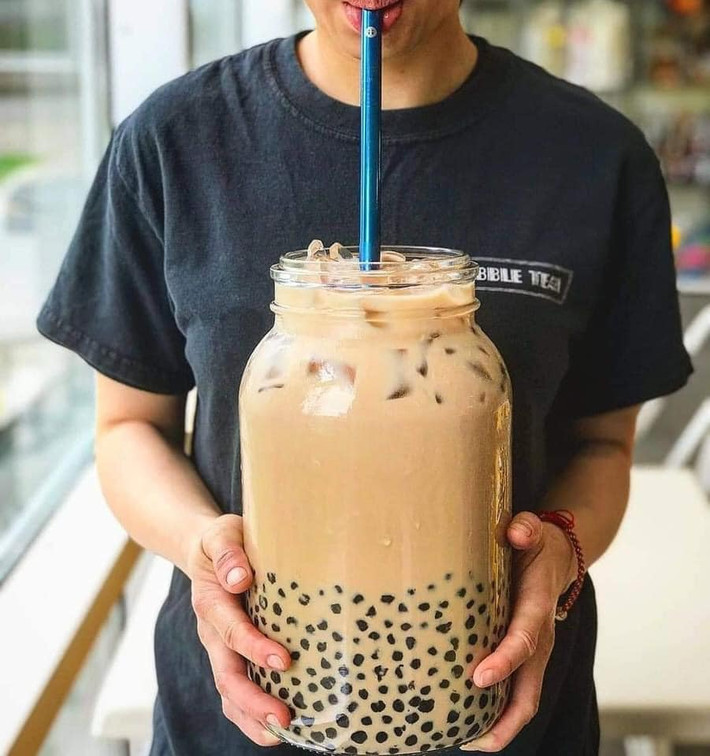 Không chỉ xuất hiện ở nước ngoài, nhiều hãng trà sữa tại Việt Nam cũng đã làm những cốc size khủng lồ để chiều lòng "team nghiện".